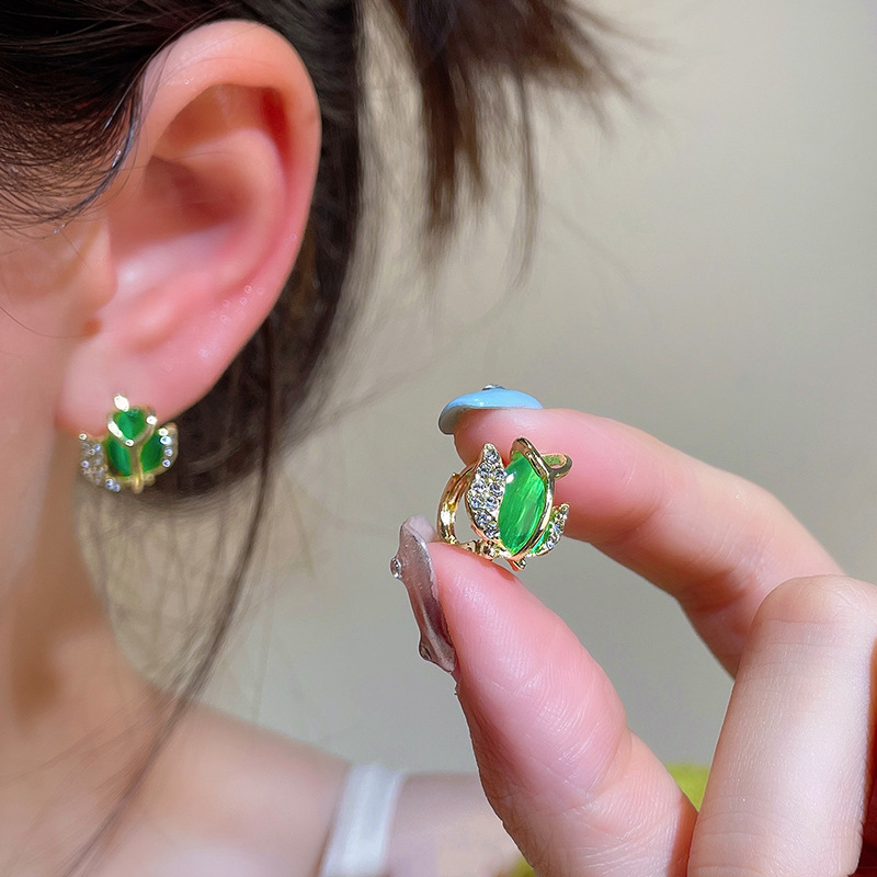 Tulip cat's eye stone flower earrings for women, 2025 new style, high-end and light luxury ear buckles, elegant and internet-famous earrings wholesale Application Scenario