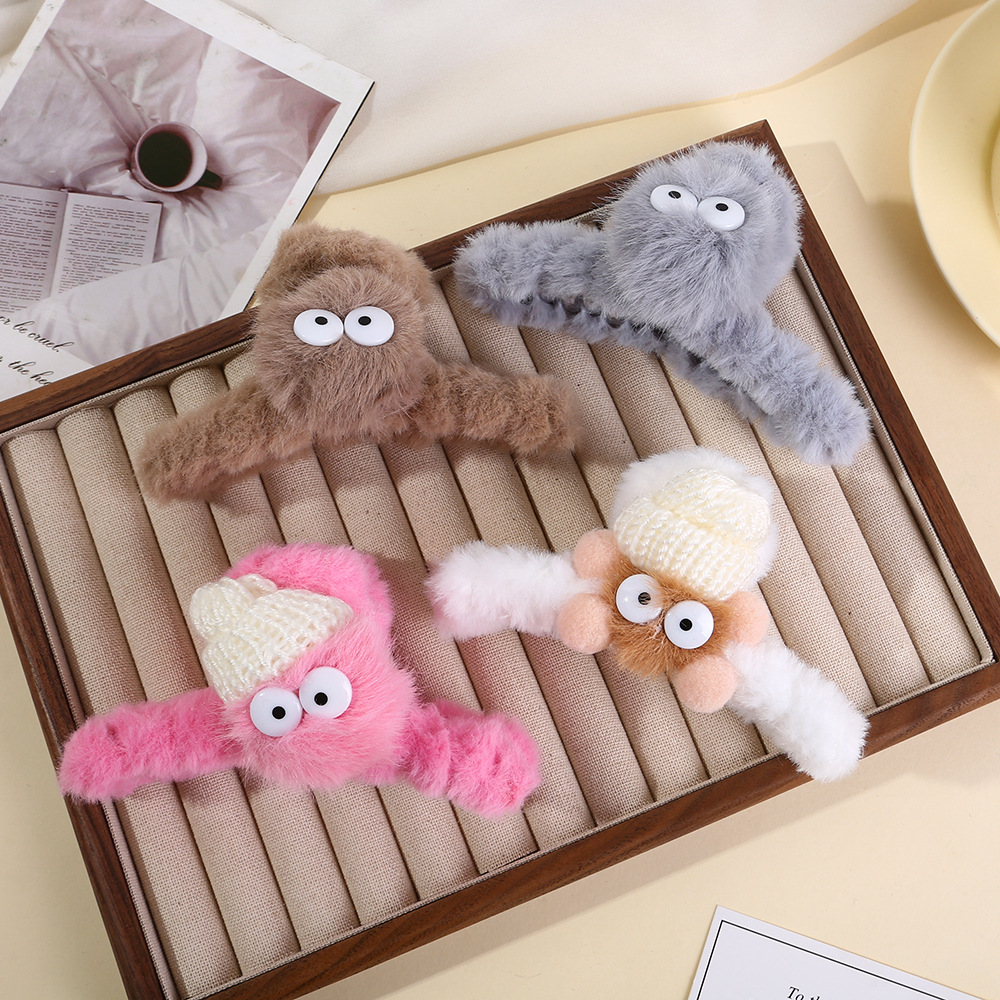 Cute and funny plush claw for girls in autumn and winter, with a hairpin on the back of the head, a hair accessory, a funny hairpin and a shark clip Specification drawing