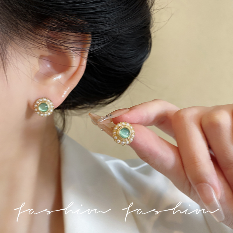 Retro court style cat's eye pearl stud earrings, feminine, light luxury and high-end feel, fashionable, simple and versatile earrings full figure