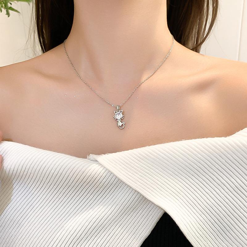 Silver zircon cat necklace, a unique and simple design for women, a popular collarbone chain, a versatile and elegant accessory full figure