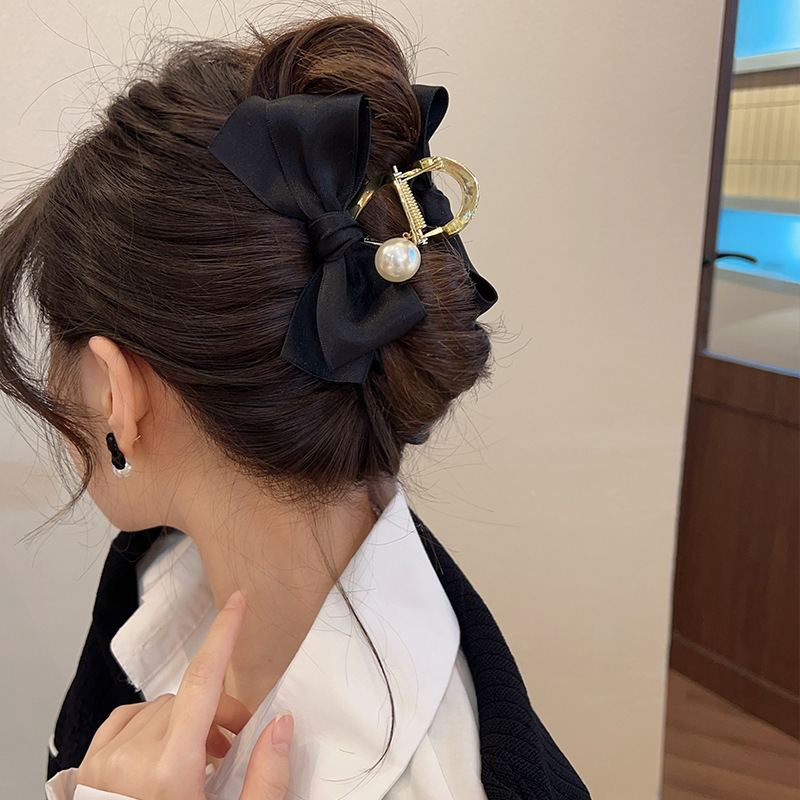 The 2023 new black bow pearl grab clip for women exudes a high-end shark clip and a stylish updo grab clip, a popular hair accessory Specification drawing
