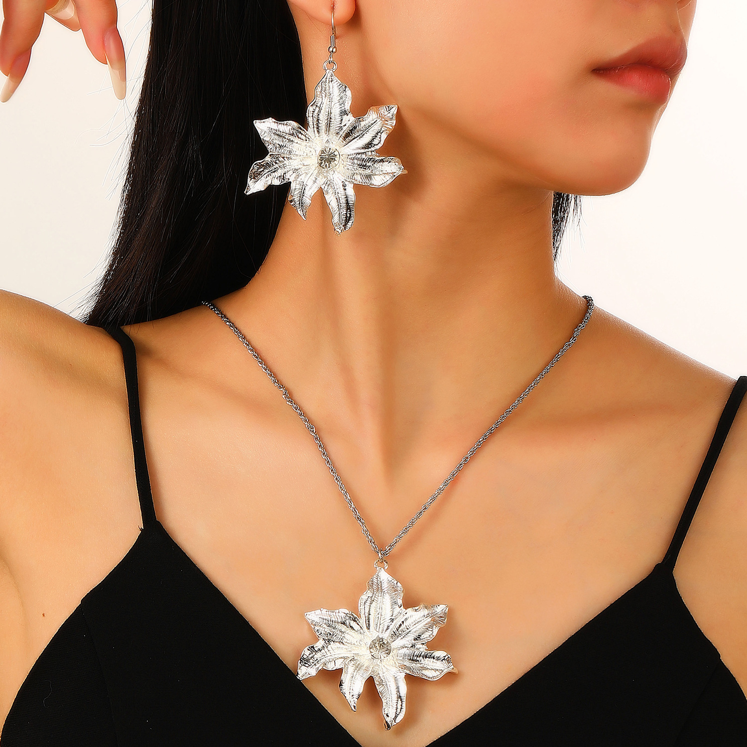 A new cross-border set of diamond-encrusted lily pendant necklace earrings from Europe and America, featuring a unique and elegant floral jewelry accessory for women details Picture