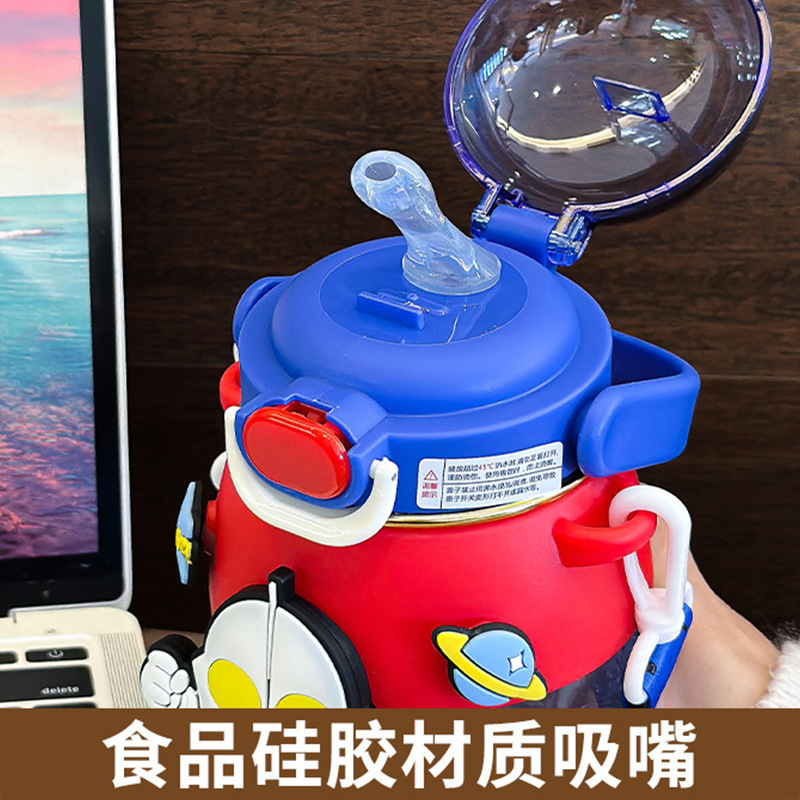 Ultraman children's tritan water cup, large-capacity plastic cup for boys, portable and shock-resistant outdoor slanting water bottle for students Application Scenario