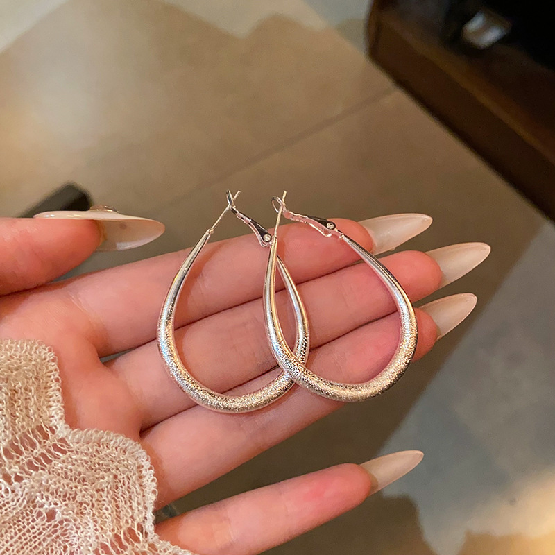 Korean-style high-end metallic matte teardrop ear rims, ins European and American style, versatile and commuter style ear studs and ear buckles full figure