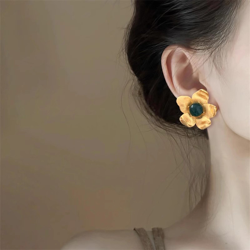 Cold and elegant metal flower earrings, super ethereal French fashion stud earrings, light luxury Hong Kong-style earrings, vintage accessories for women Specification drawing