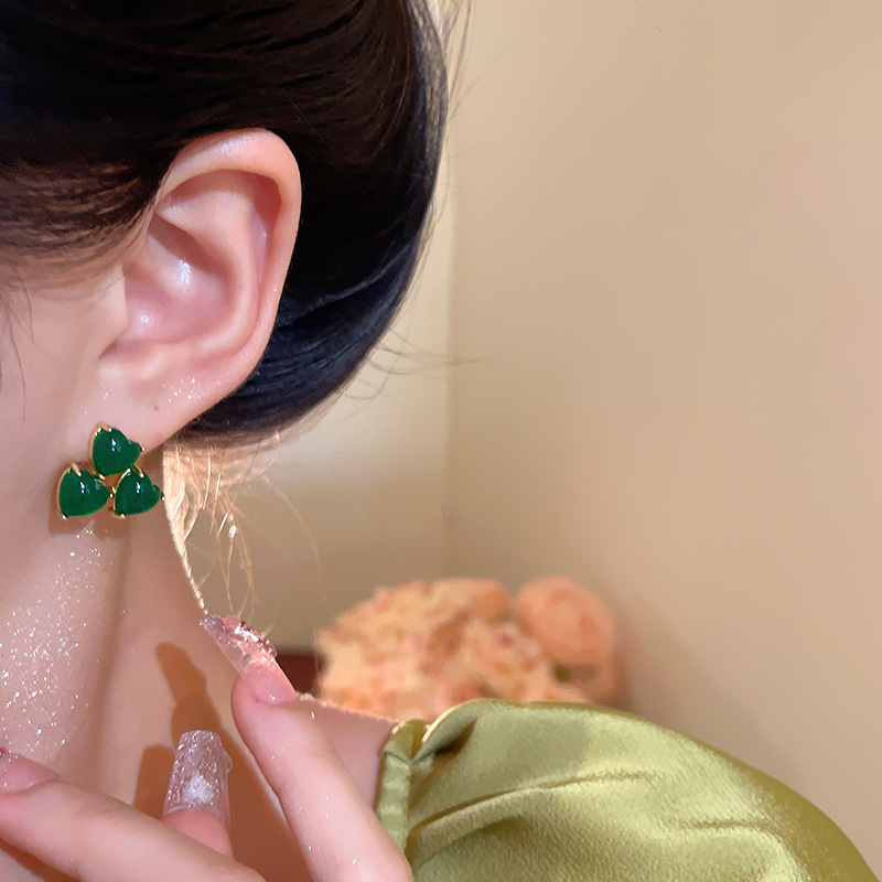 Exquisite green heart-shaped stud earrings for women, sweet forest-themed, fresh and delicate flower earrings, versatile and elegant, high-end earrings Application Scenario
