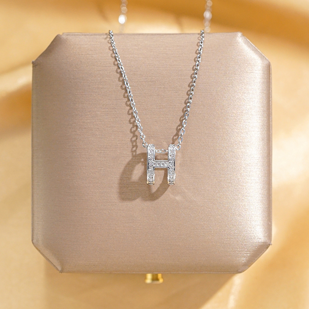Douyin's unique silver full diamond H pendant titanium steel necklace, a fashionable and niche collarbone chain for women on Instagram, is a versatile accessory full figure