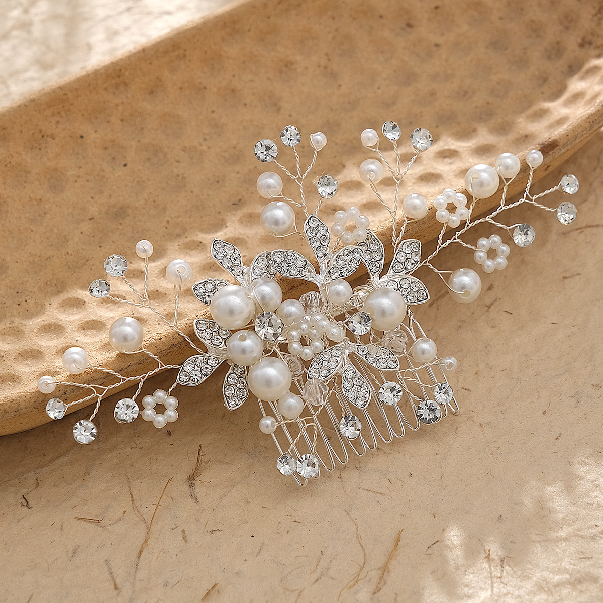European and American wedding accessories, bride combs, handcrafted pearl headwear, alloy rhinestone coils, hair combs, manufacturer wholesale accessories details Picture