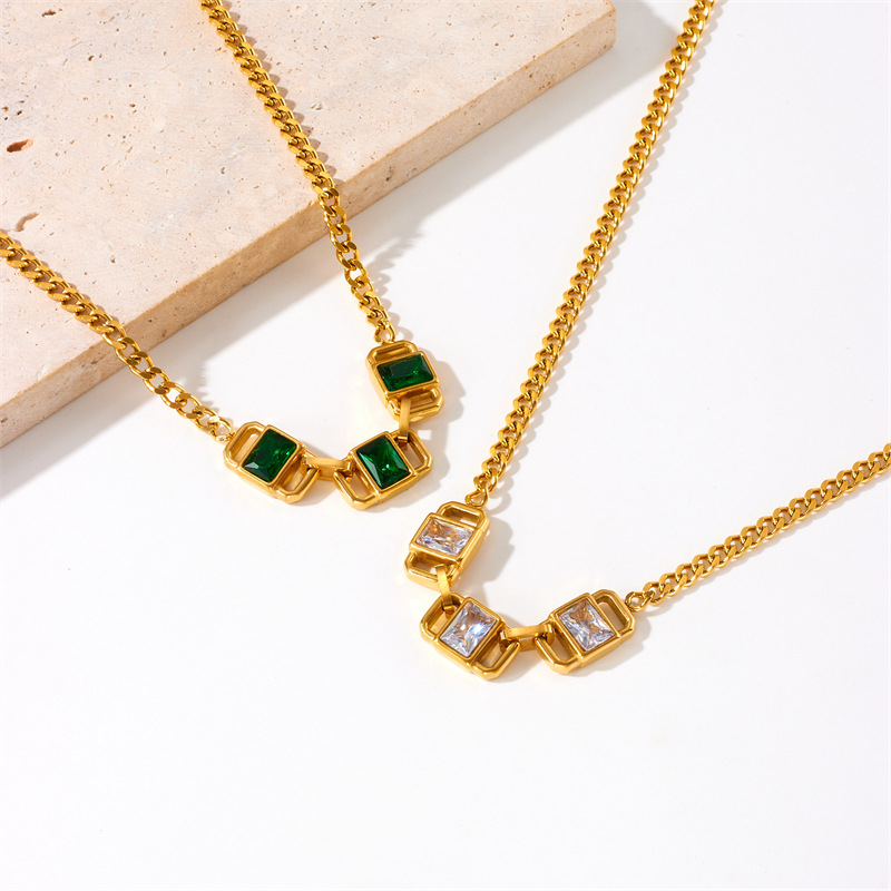 A European and American fashionable, retro and simple square necklace with emerald rhinestones and titanium steel chain connection Specification drawing