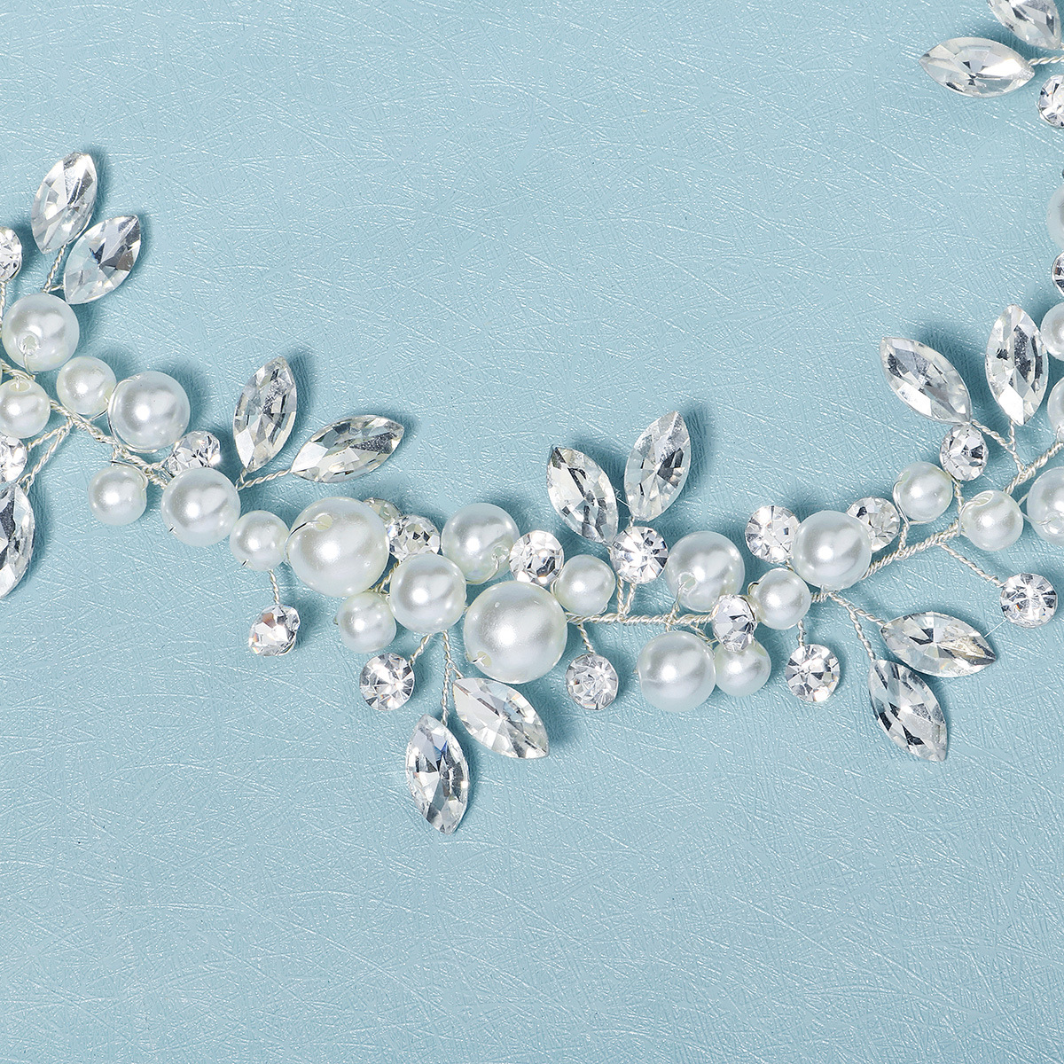 The new accessories are simple and elegant. They are leaf hair accessories, handcrafted rhinestone and pearl hair bun headwear, and hair bands for brides, wedding gowns and evening gowns Application Scenario