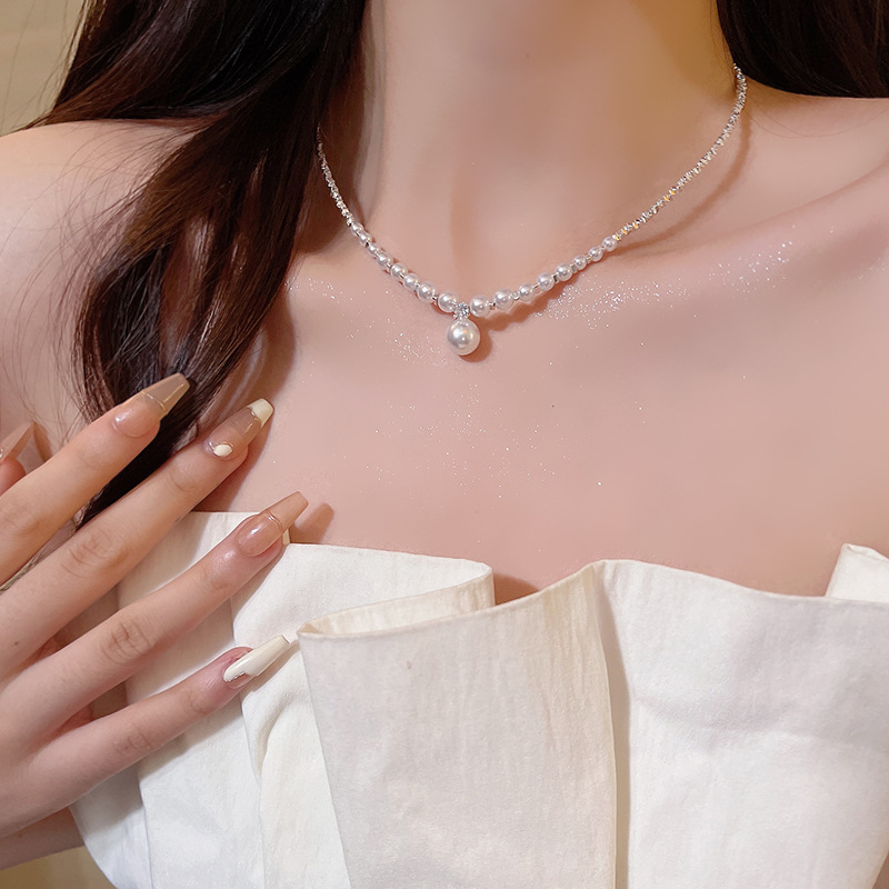 A light luxury, niche silver pearl pendant necklace for women, a French high-end style, versatile and elegant collarbone chain necklace accessory details Picture