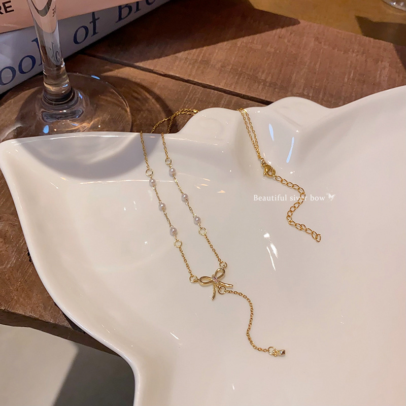 Bow tassel pearl necklace, a stylish and high-end style for women on Instagram, versatile collarbone chain, a popular neckchain accessory Application Scenario