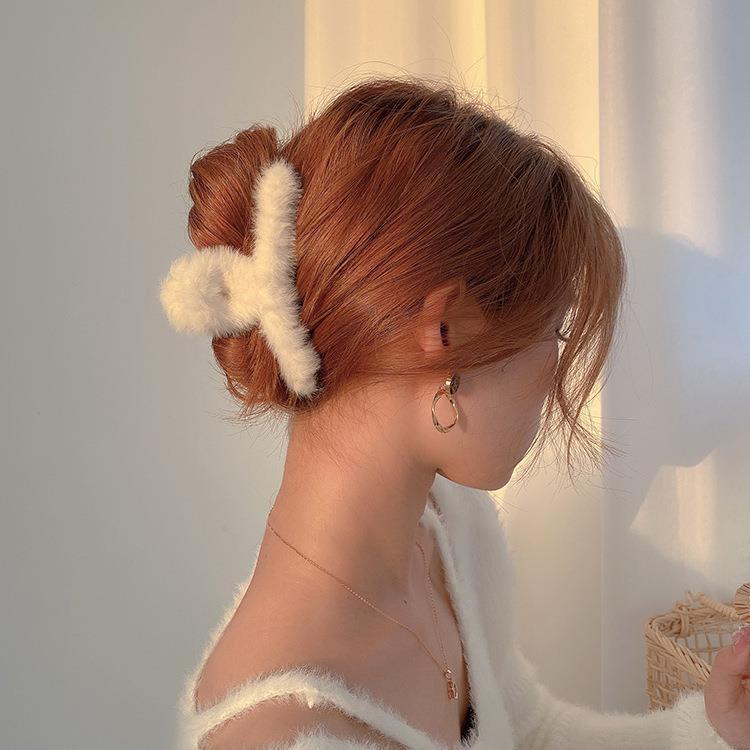 A large plush hairpin clip at the back of the head, a new autumn and winter hair clip, a shark clip clip, a headwear for women Application Scenario