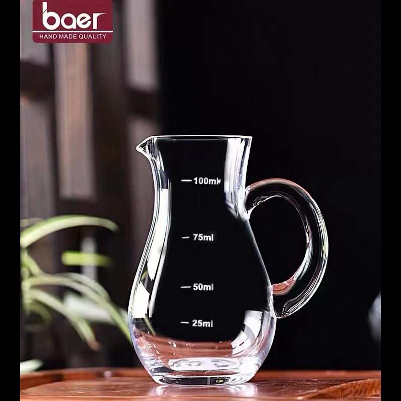 bear crystal glass white wine divider, small household red wine divider with scale, foreign wine divider Application Scenario