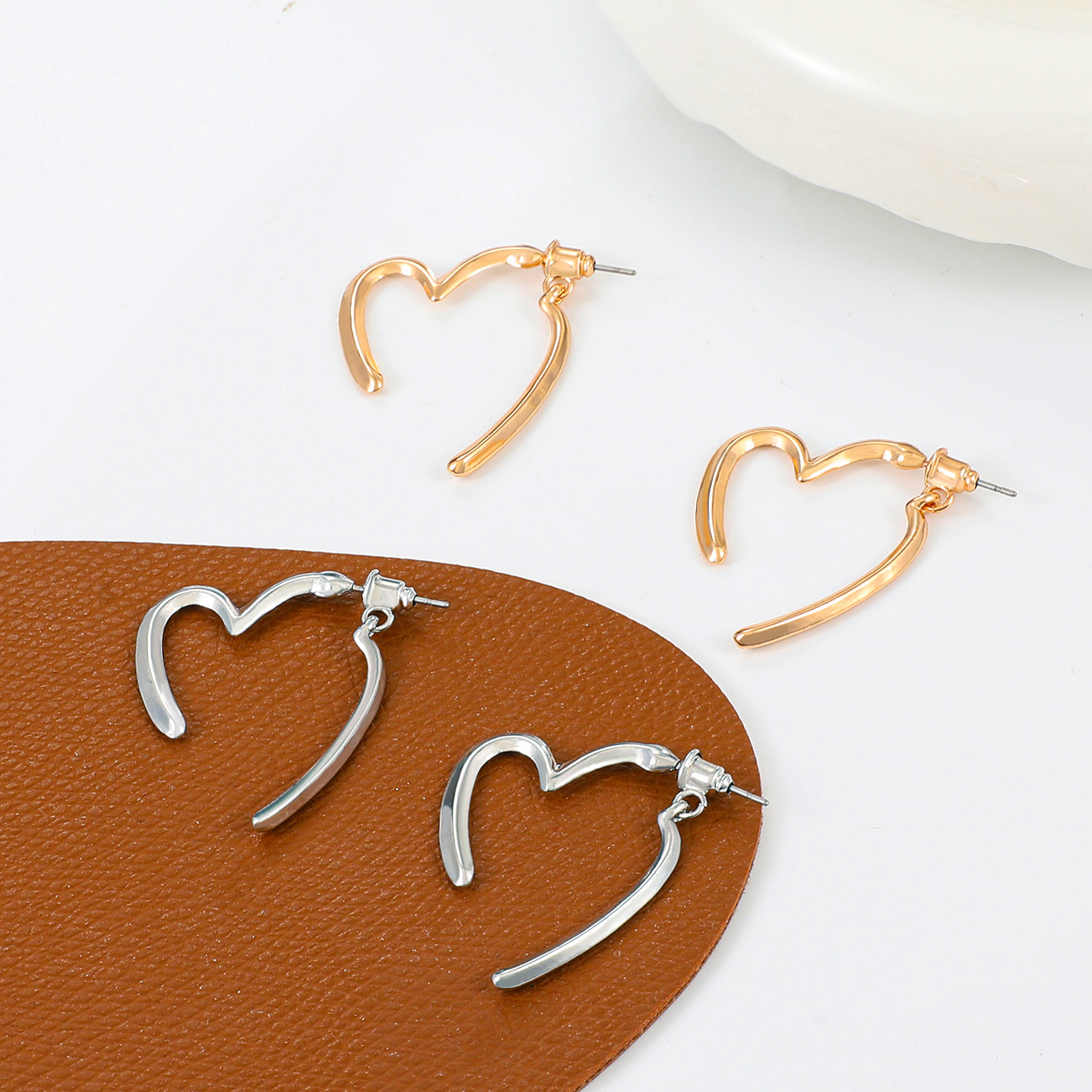Simple heart-shaped earrings, retro earrings, light luxury and high-end feel, crossed heart-shaped stud earrings and ear rings, light luxury accessories Specification drawing