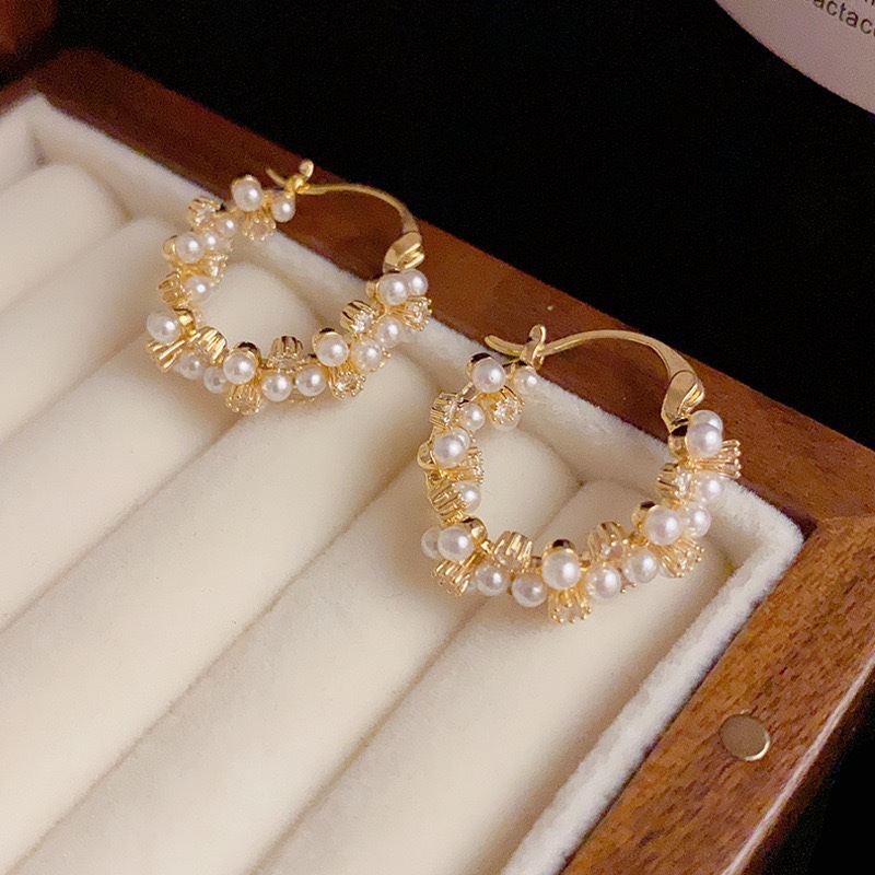 French pearl ear loops for women, with a light luxury and high-end feel. Circle earrings, round face ear loops, retro design, and elegant earrings details Picture