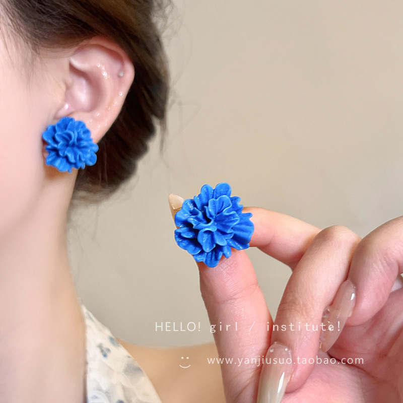 Blue three-dimensional pleated flower personalized stud earrings, women's fashion, high-end, niche design, simple, exquisite and fashionable earrings full figure