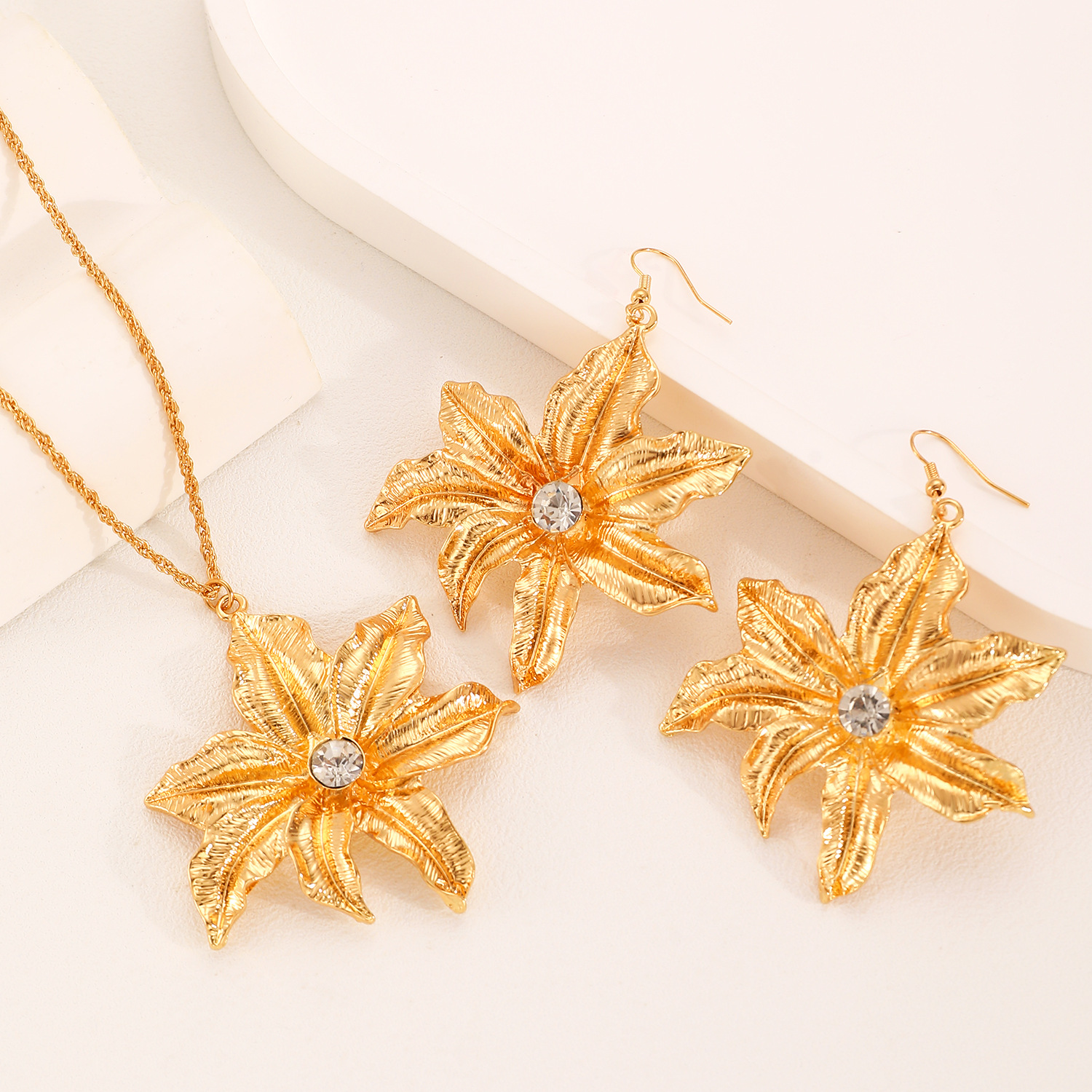 A new cross-border set of diamond-encrusted lily pendant necklace earrings from Europe and America, featuring a unique and elegant floral jewelry accessory for women Application Scenario