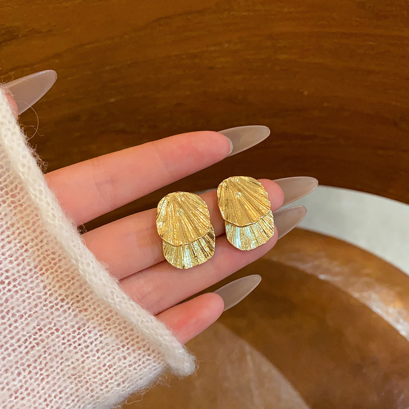 Metal palm-leaf fan, golden leaf earrings, women's light luxury, high-end style, elegant and grand, French individual, fashionable earrings and earrings full figure