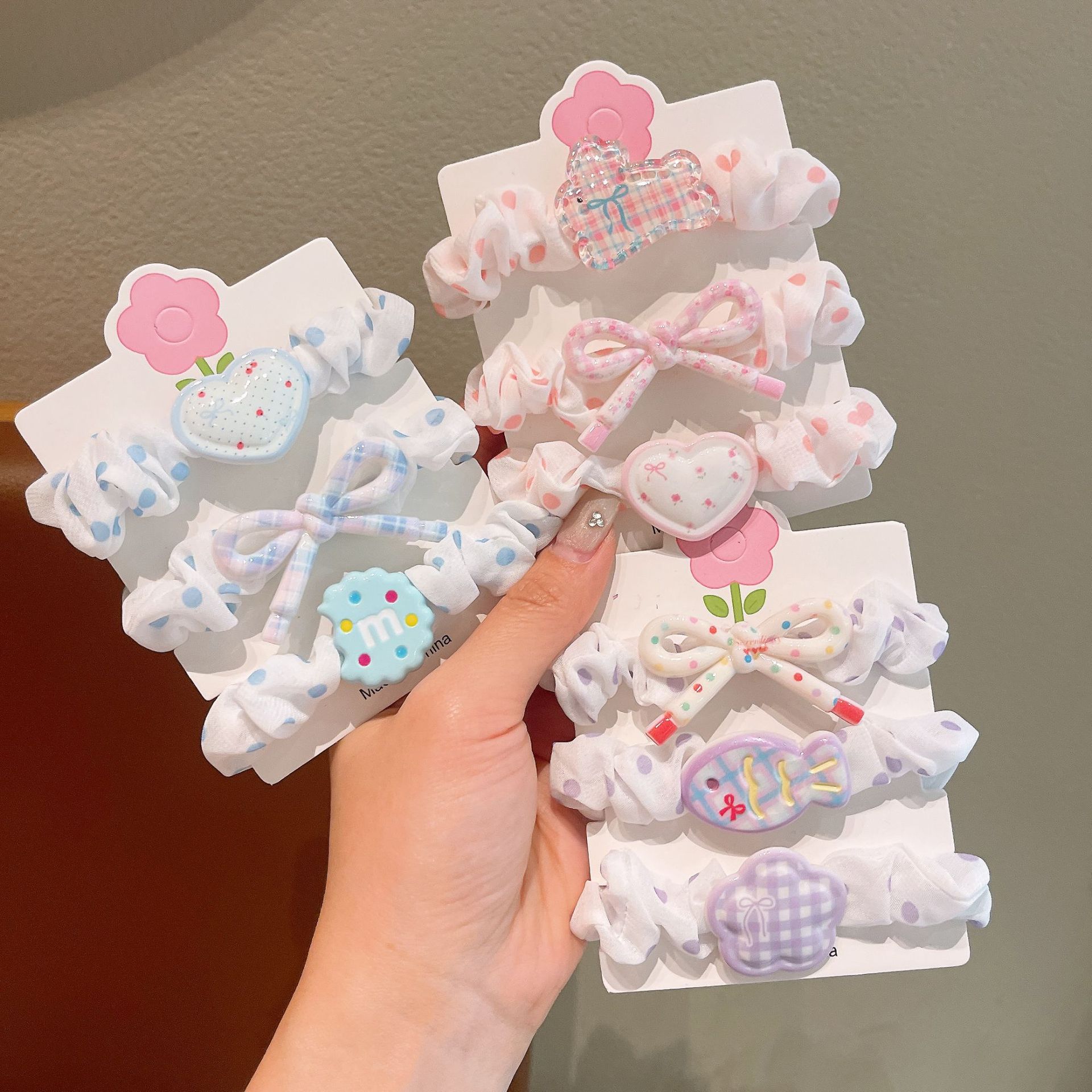 The new three-piece cartoon flower print small intestine hair band is cute and the cream-colored hair rope is sweet and fresh details Picture