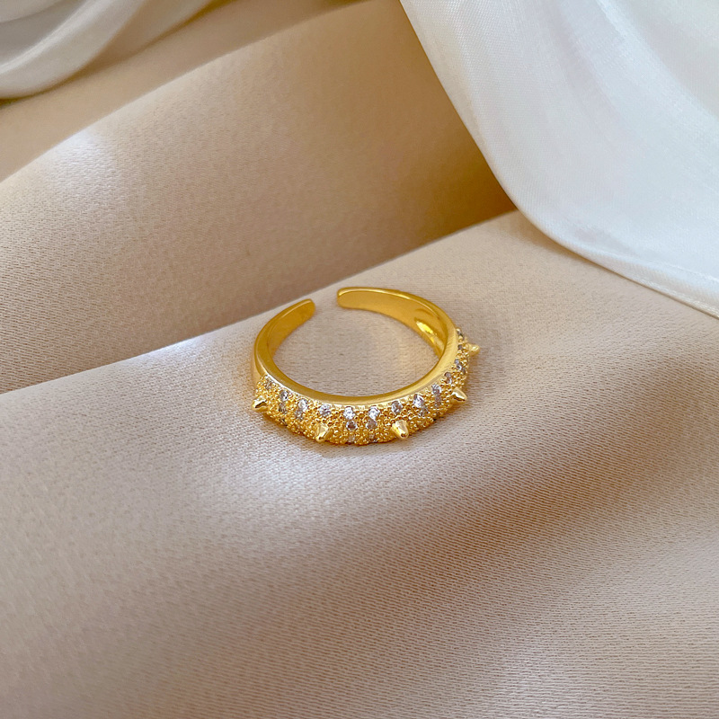 【 Real gold electroplating 】 A fashionable, slightly inlaid luxury ring index finger ring with a hint of thorns, the same style as the popular ones, with a cold and elegant look Application Scenario