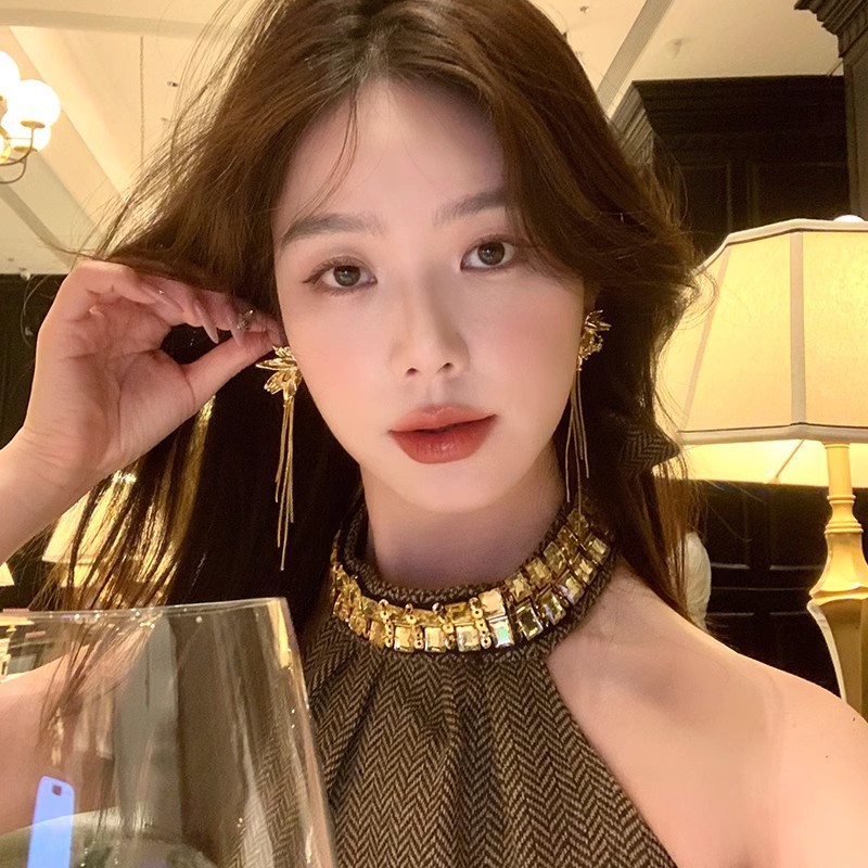 Moonlit night gilded metallic petal tassel earrings, high-end and elegant earrings for women, grand and unique stud earrings paired with evening gowns full figure