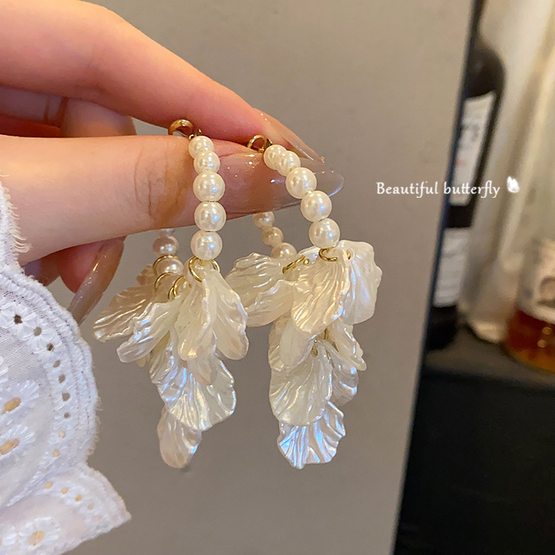 Light luxury retro pearl white petal tassel earrings, exaggerated large ear rings, niche design sense, fashionable earrings Specification drawing