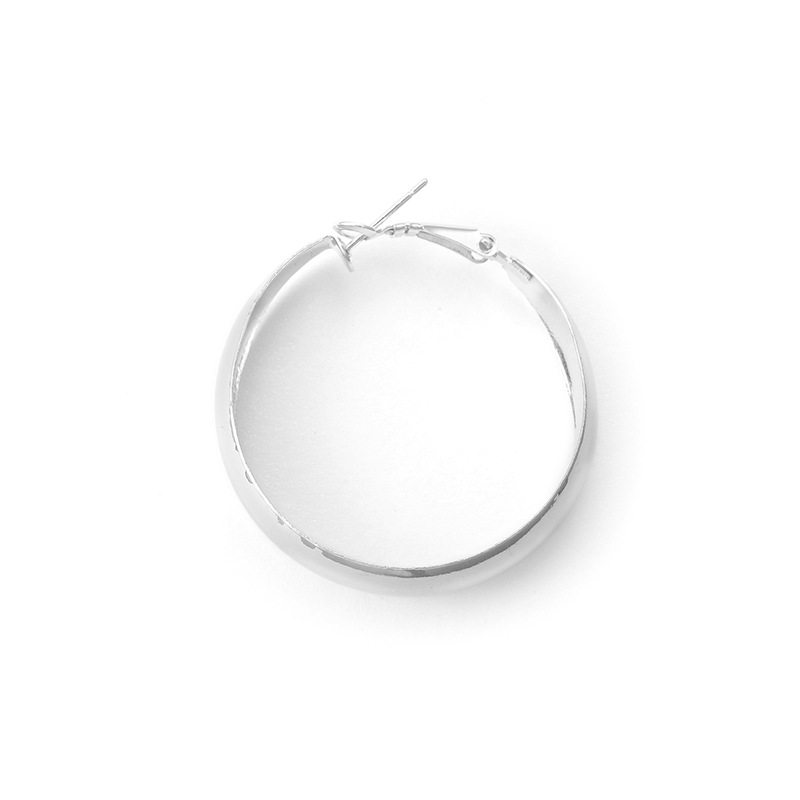 This is a versatile golden geometric round large earring for the European and American fashion OL style, featuring exaggerated Riri circle earrings for women Application Scenario