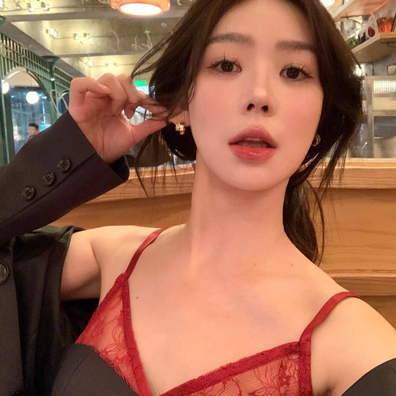 Diamond-shaped small fragrant shell double-layer C-shaped stud earrings for women, a unique and high-end style earring for spring and summer Application Scenario
