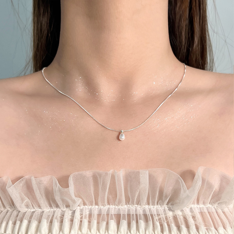The minimalist chalcedony necklace is a niche design for women with a cold style. The round pendant exudes a commuting vibe in autumn and winter. It's a trend of collarbone chains full figure
