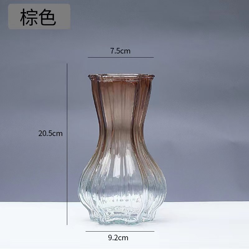 This is a creative and colorful garlic-shaped corset with a country-style glass bottle decoration and a European-style home glass flower bottle details Picture
