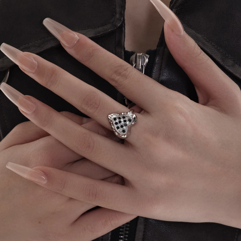 Black and white checkered heart-shaped ring, a niche design for women with an open mouth, exudes a sense of high-end style, and features a cool and personalized couple's ring style on Instagram full figure