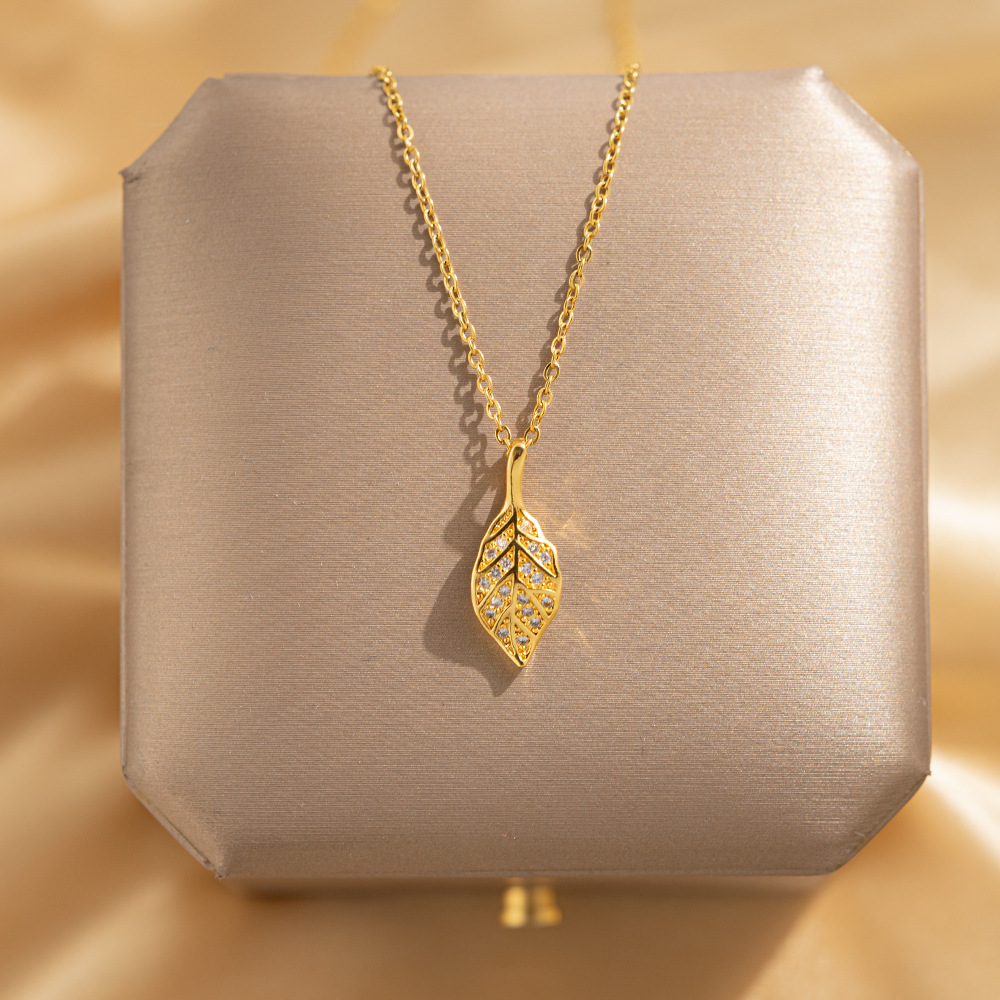 This is a rare Japanese and Korean design style. It features a golden leaf titanium steel necklace that is fashionable and versatile for women. It also offers a leaf pendant and a collarbone chain full figure