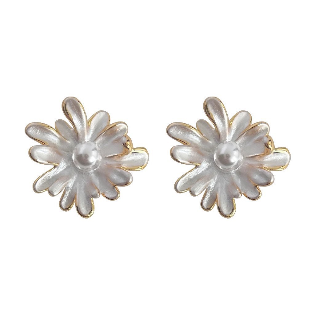 White glazed Daisy pearl stud earrings for women 2025 New bestseller earrings, unique and niche flower earrings with a sense of luxury Item Picture