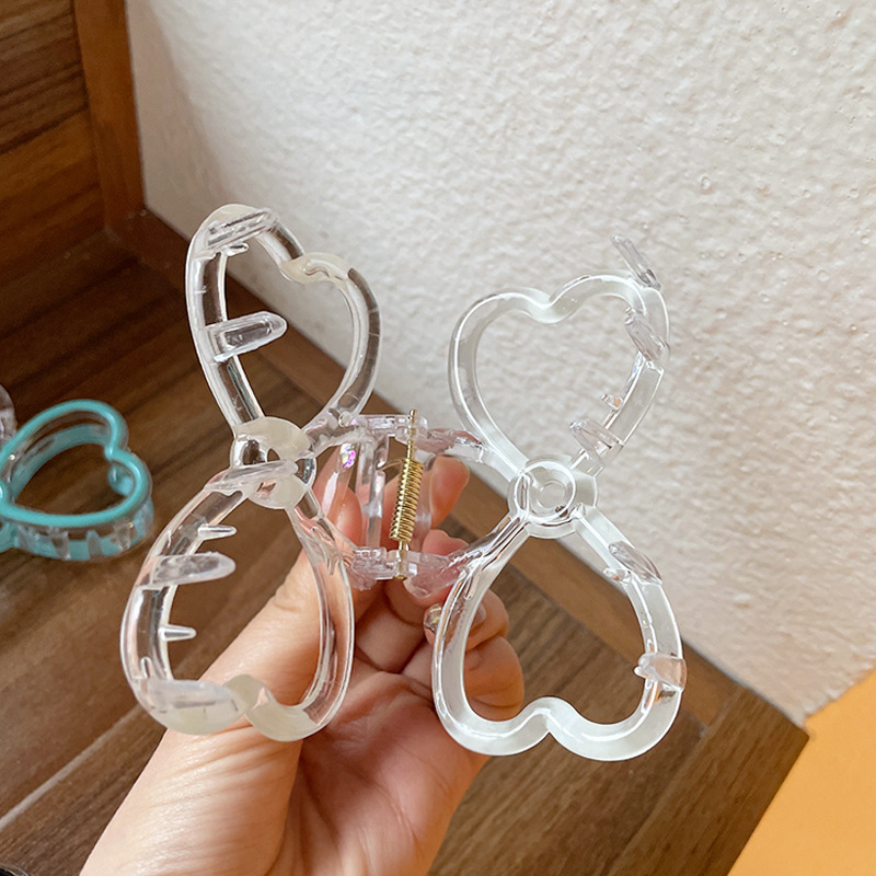 Oil-dripping transparent bow hairpin, colorful heart-shaped plastic all-purpose hair clip, heart-shaped hair accessory, hairpin for women Application Scenario