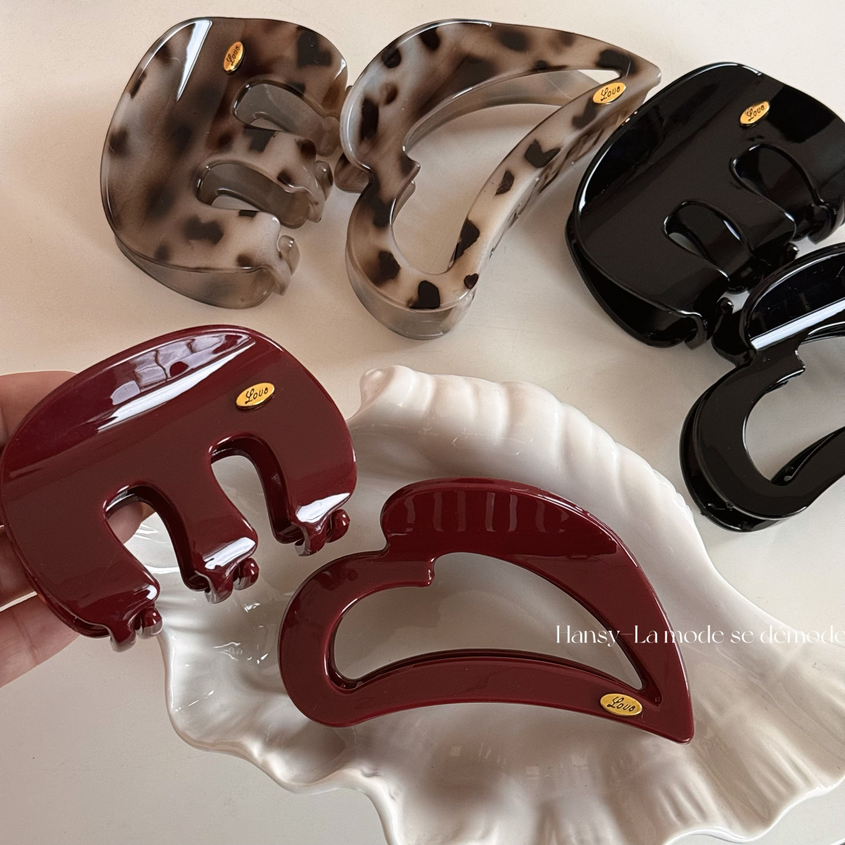 French light luxury M-letter semi-circular medium-sized hair clip, semi-tied hair at the back of the head, coiled hair clamp, gold label, high-end hair accessory details Picture