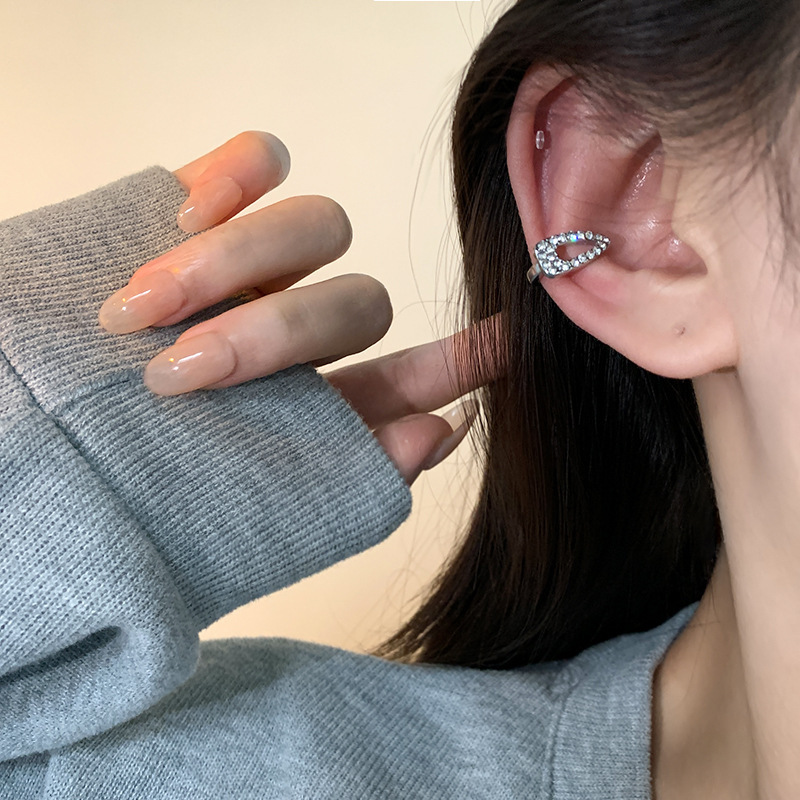 High-end micro-inset zircon ear clips, women's earless earrings, 2025 new trendy ear bone clips, versatile commuting earrings Application Scenario