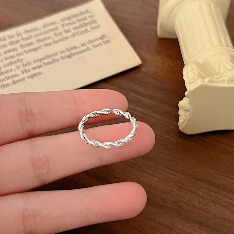The twisted twist twist open ring is a versatile and unique everyday plain ring with a fashionable, exquisite, niche and high-end feel details Picture