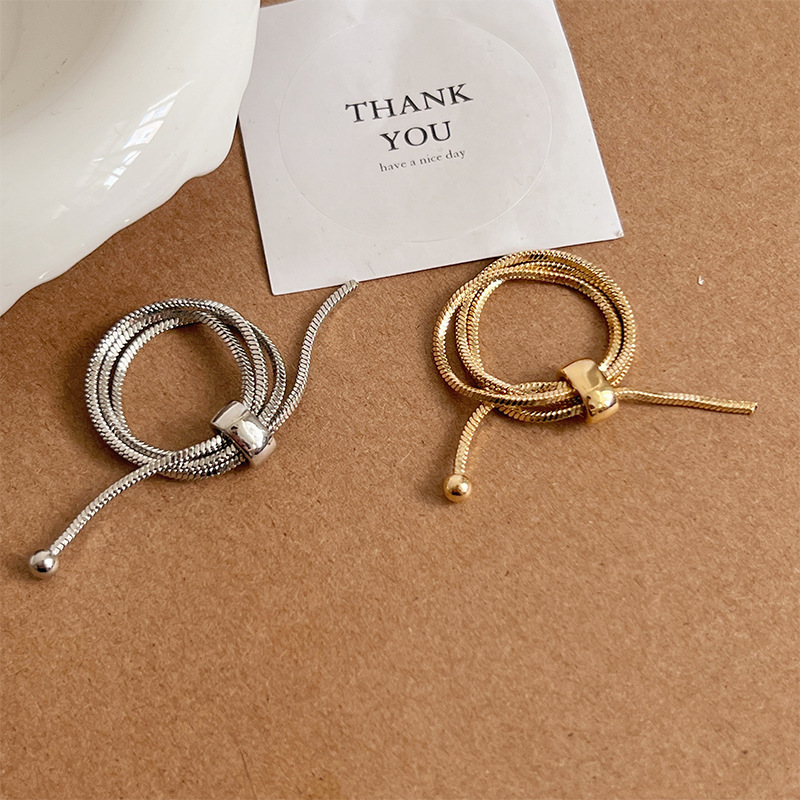 The pull-out snake bone ring exudes a French light luxury and high-end feel. It features a niche design with a simple and elegant metal adjustable ring Item Picture