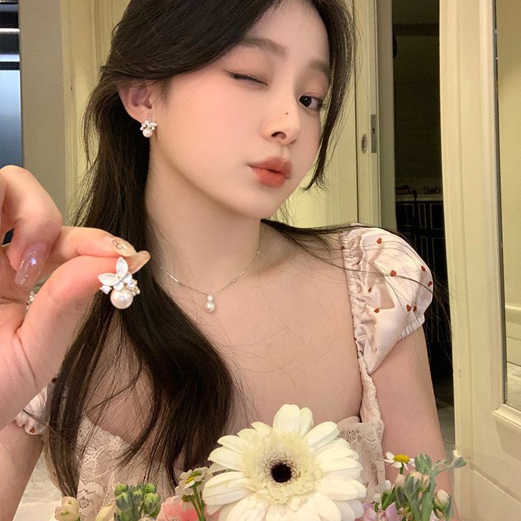 Super ethereal butterfly pearl earrings, fashionable, sweet and versatile for women, girl ear studs, wholesale of internet-famous best-selling earrings details Picture