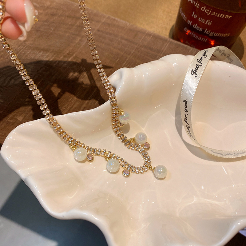 A French retro zircon pearl necklace with a touch of luxury and sophistication for women, a court style neckchain, and a collarbone chain accessory for a sophisticated socialite Specification drawing