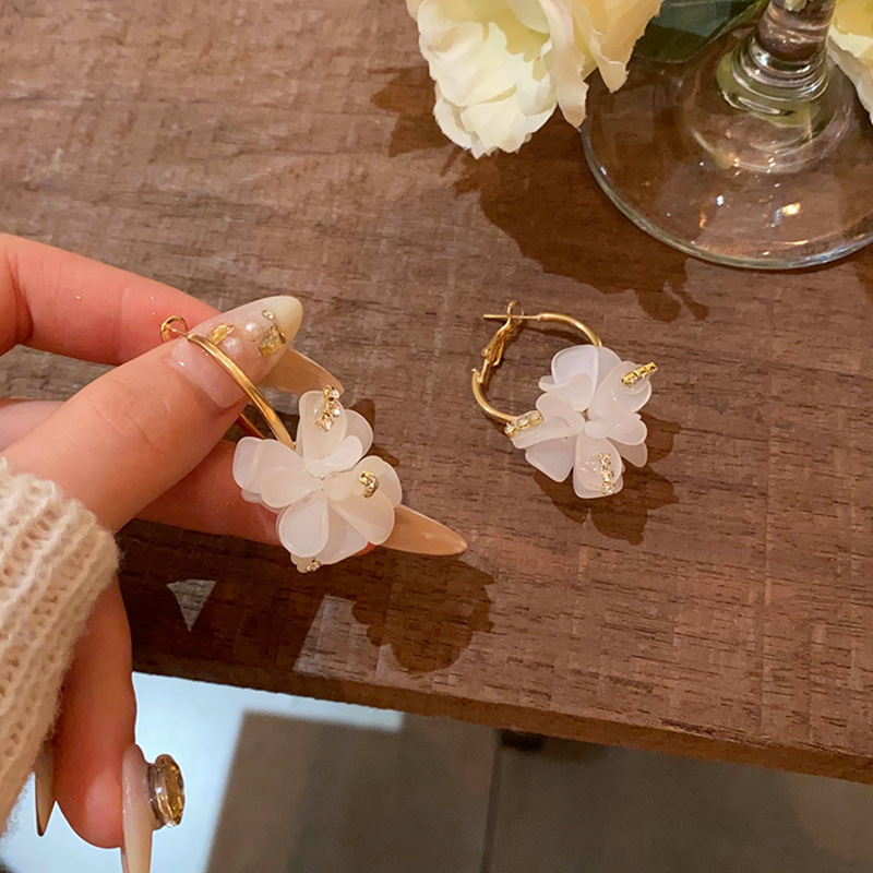 Super fairy-like white petal ball flower earrings for women, a new 2025 bestseller ear ring, unique and versatile, sweet and elegant earrings Specification drawing
