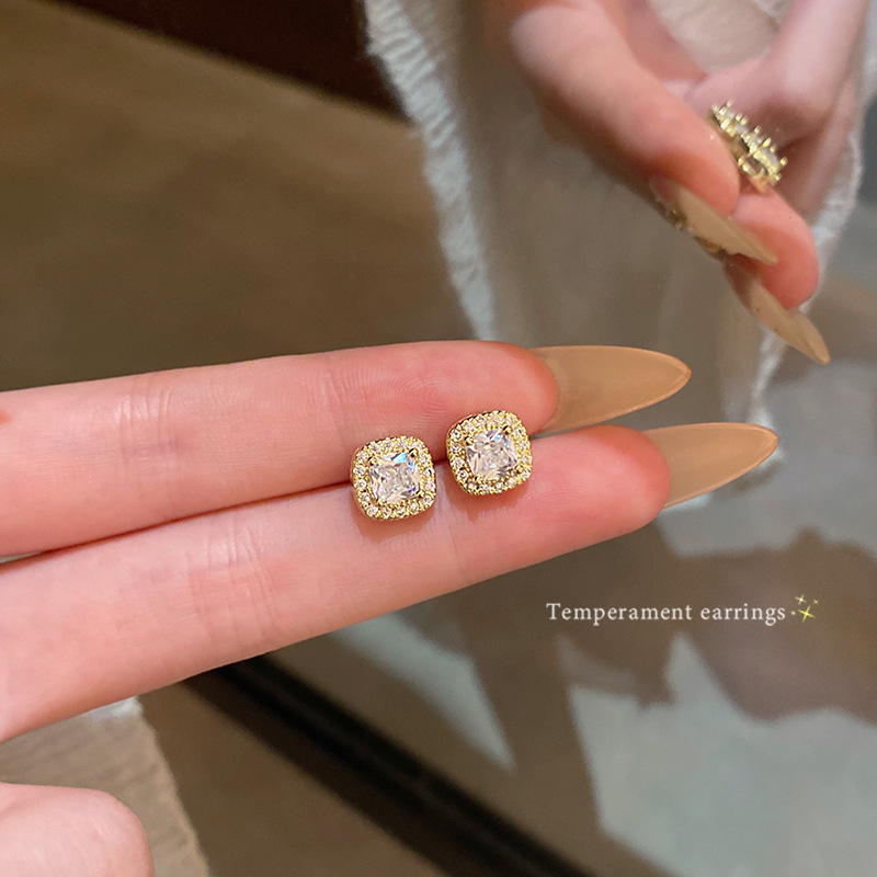 Exquisite micro-inlaid square zircon earrings for women, fashionable, light luxury, niche and high-end style earrings, sparkling diamond earrings wholesale Specification drawing