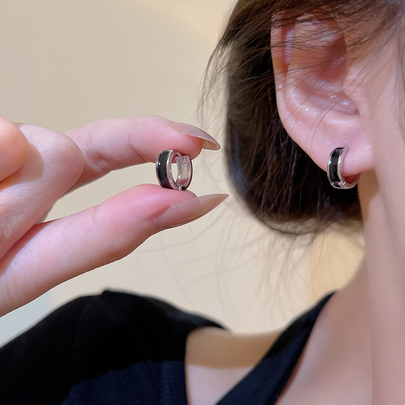 Light luxury, niche and exquisite zircon ear stud earrings, a Korean bestseller set for women, plain ring ear studs, the same style of earrings as Internet celebrities Application Scenario