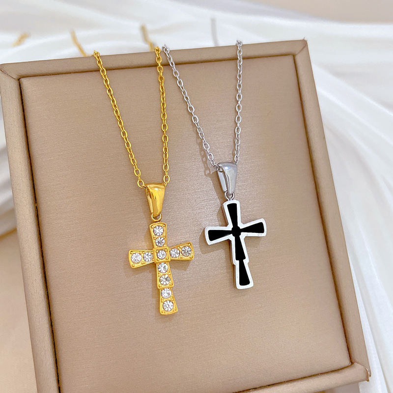 【 All-titanium Steel 】 Light luxury double-sided cross furnace with real gold necklace, female Instagram influencer collarbone chain accessory Application Scenario