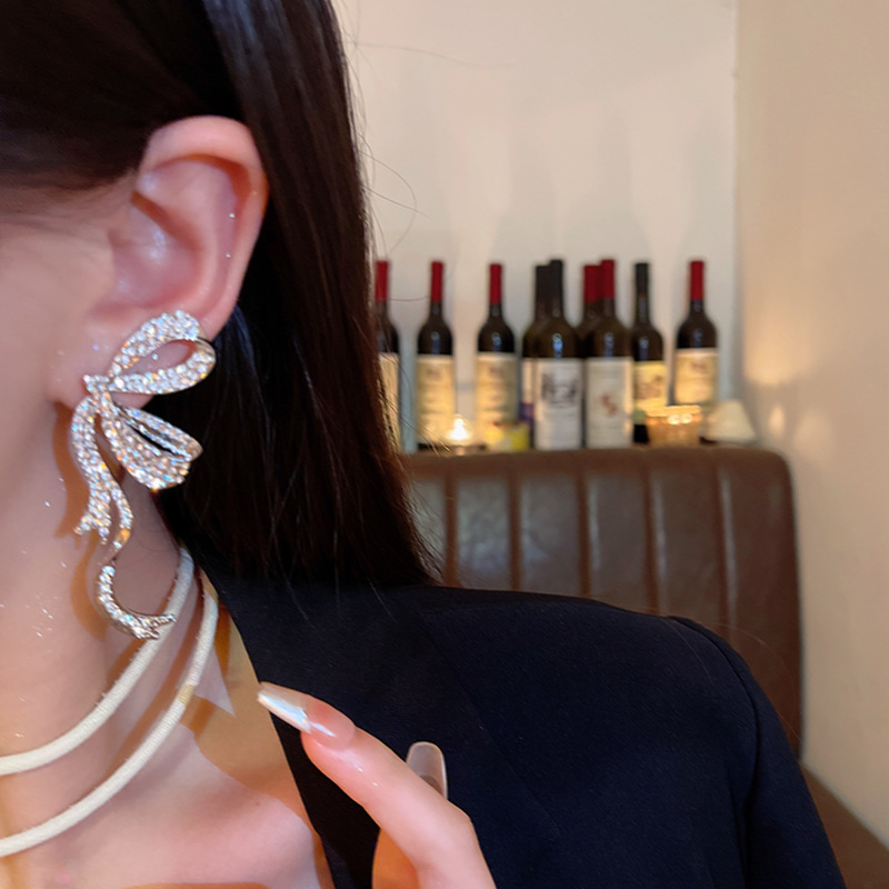 Full-diamond ribbon bow stud earrings in a cold and elegant style for women, light luxury and niche design, high-end and trendy earrings Specification drawing