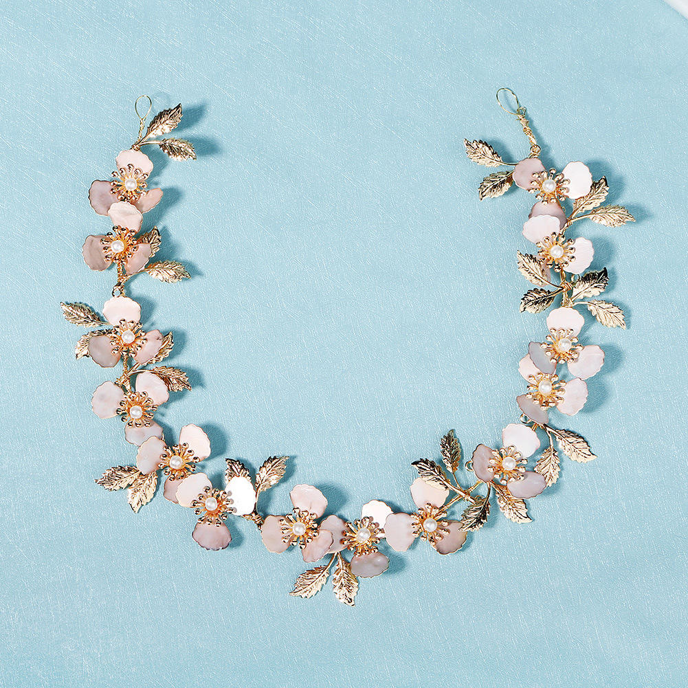 European and American bride headwear, handcrafted flower headbands, fashionable and high-end wedding accessories, metal flower leaf pearl headbands for women Application Scenario
