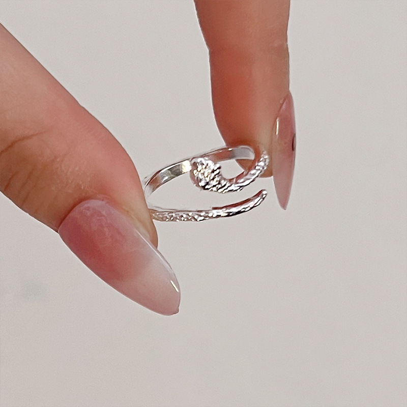 The niche design of the snake ring is fashionable, trendy, individualistic, versatile, and exudes a sense of sophistication. It has an adjustable opening for women Application Scenario