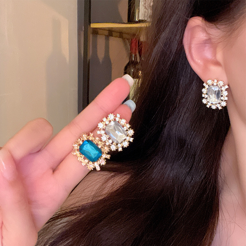 Sparkling diamond high-end and elegant stud earrings, light luxury and unique bestsellers, high-end earrings, fashionable and retro micro-set earrings wholesale details Picture