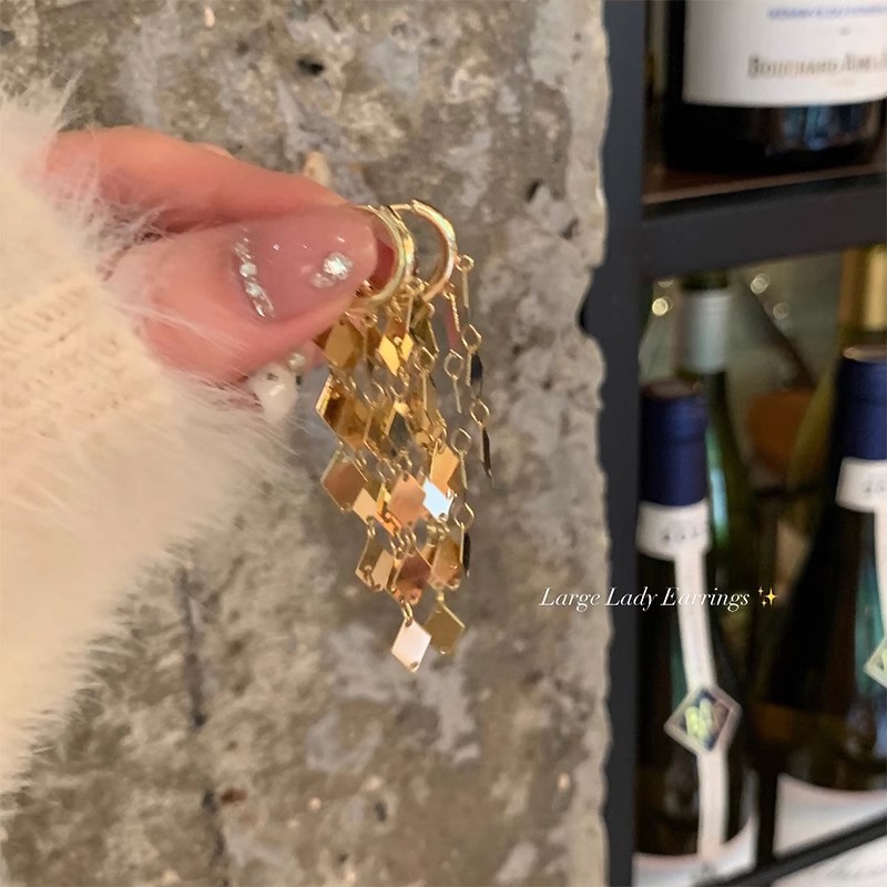The unique diamond-shaped tassel earrings for women exude a light luxury and high-end feel. The golden earrings are exaggerated, grand and unique earrings for autumn and winter details Picture